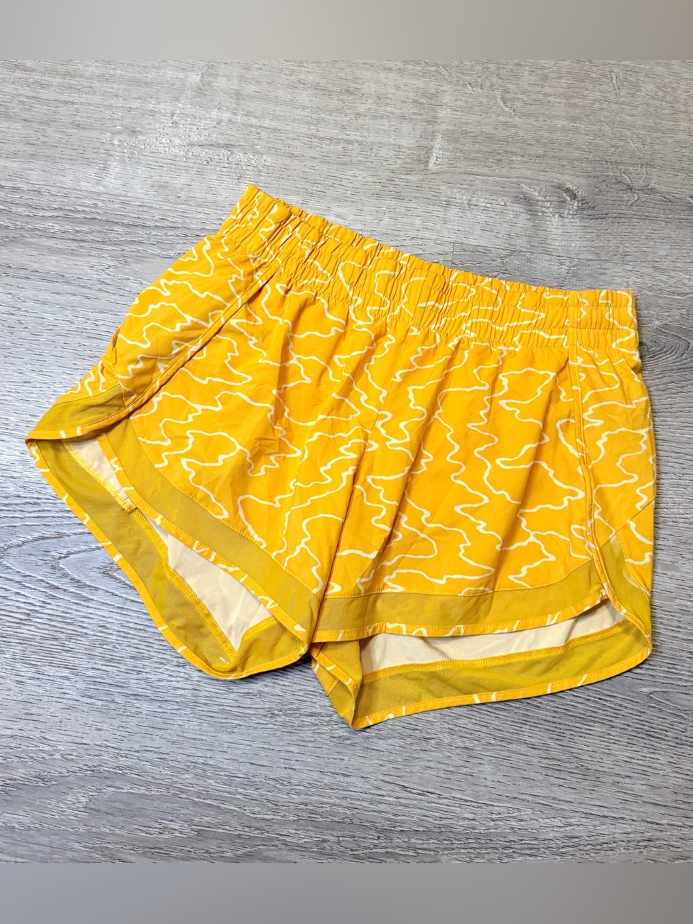 •ATHLETA• PRINTED MESH RACER RUN 4” SHORTS